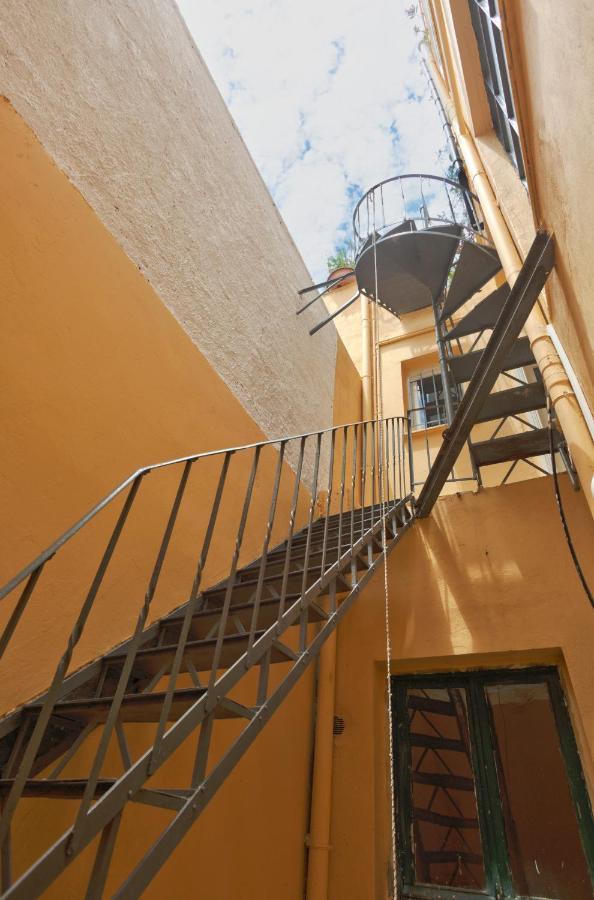 Central 2-Bedroom Apartment With Rooftop Access! Ep9G أثينا المظهر الخارجي الصورة